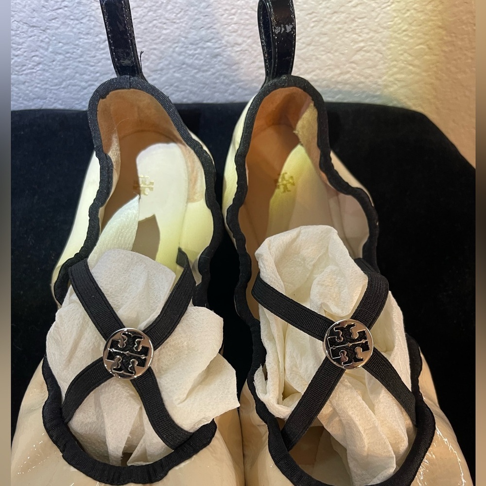 Tory Burch soft scrunch Cream Patent Flats with Black trim crisscross straps - Picture 3 of 11